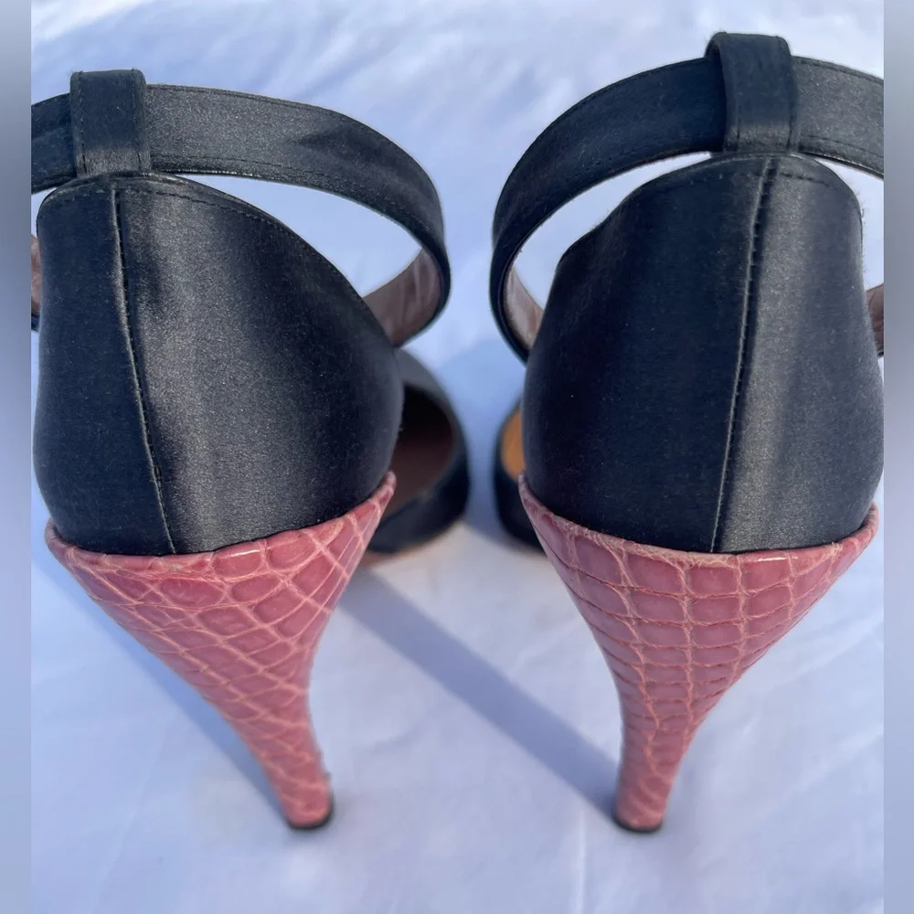 SOLD SOLD SOLD SOLD
Alaïa Black Satin Crocodile leather heels Italian Size 38 - Picture 5 of 7